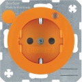 Gniazdo z uziemieniem i kontrolną diodą LED Berker R.1/R.3